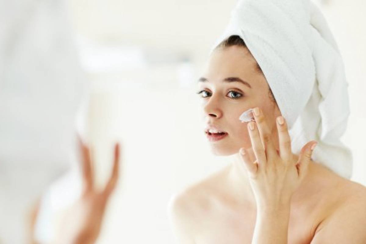 girl using night cream against acne prone skin